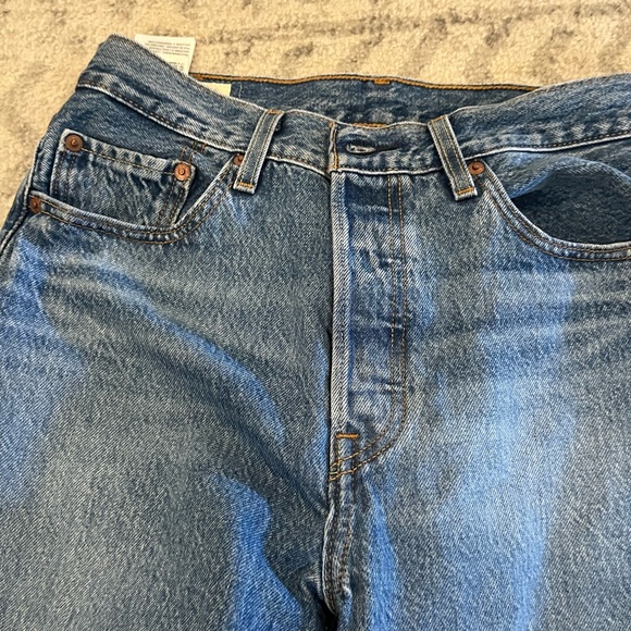Woman's medium wash Levi jeans - Picture 3 of 8